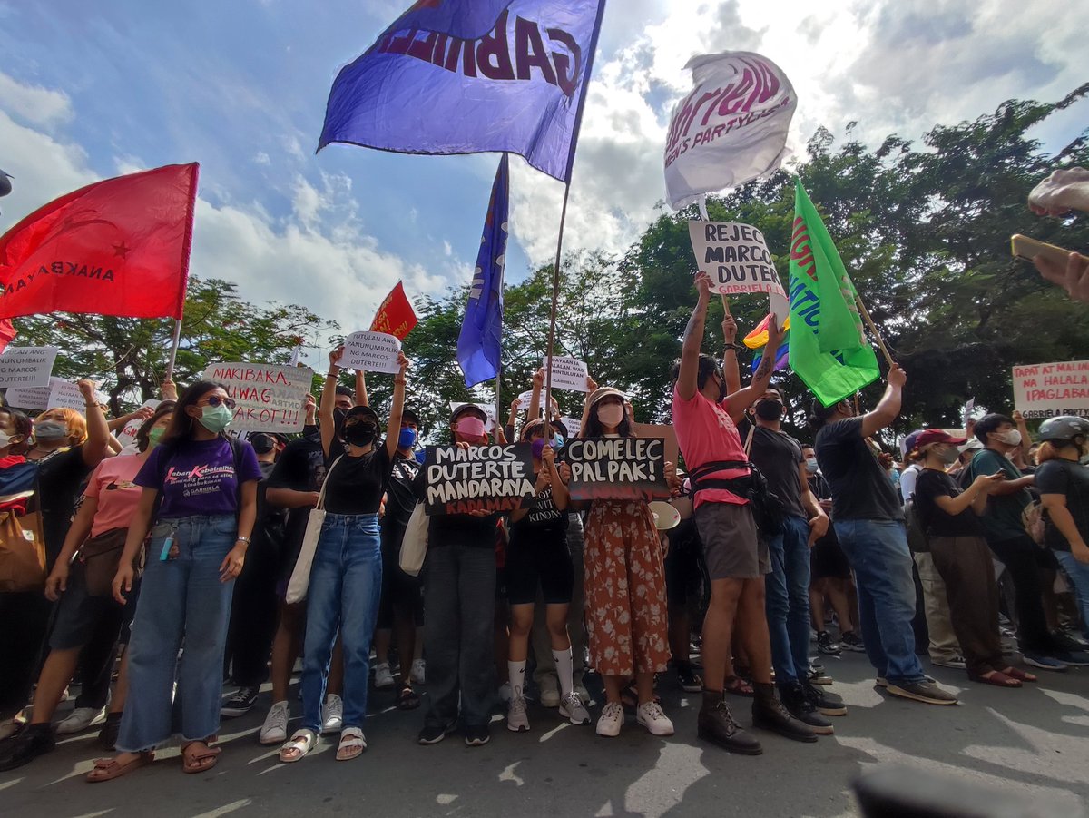 altermidya's tweet photo. 'COMELEC Palpak'
Ito ang sigaw ng mga grupong tumungo sa COMELEC main office sa Intramuros para kundenahin ang malawakang iregularidad at anomalya sa eleksyon. https://t.co/50RGF6ai2V