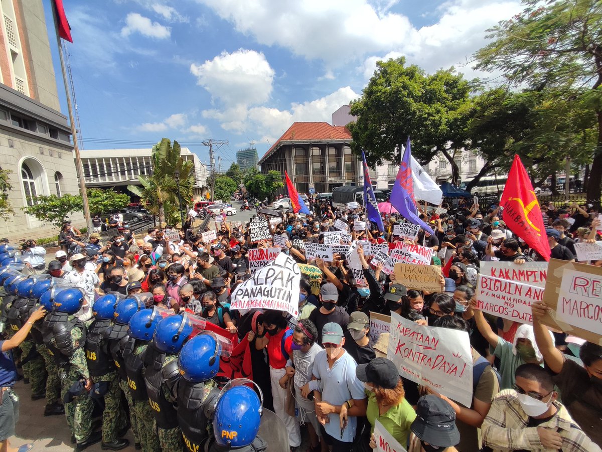 altermidya's tweet photo. 'COMELEC Palpak'
Ito ang sigaw ng mga grupong tumungo sa COMELEC main office sa Intramuros para kundenahin ang malawakang iregularidad at anomalya sa eleksyon. https://t.co/50RGF6ai2V