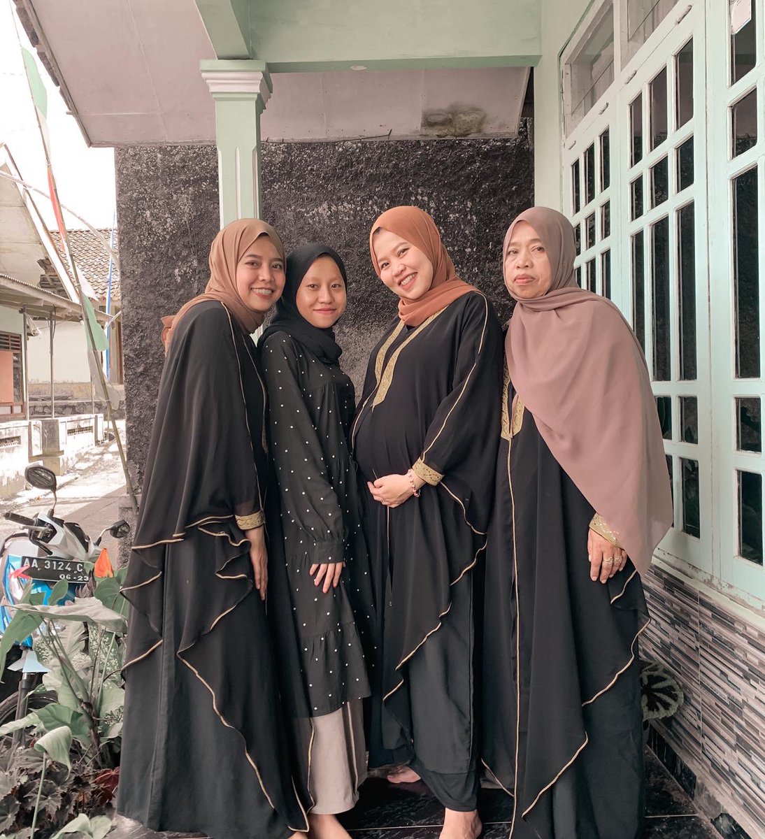 ermaym__'s tweet photo. Happy Eid Mubarak 1443 H ❤️ https://t.co/0X2I91qMQH