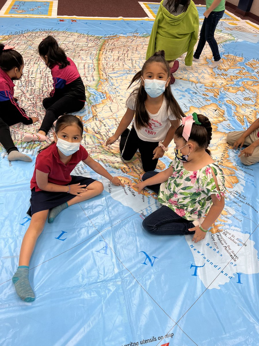 erikazavala191's tweet photo. #GIANTMAP #socialstudiesmatters #NISD @NISDElemSS @voris_samantha My 🧑🏻🚀loved the giant 🗺of North America! We talked about Canada, Mexico, why Canada is so cold, why Mexico is so warm, how Hawaii was formed & so much more! We are so grateful for hands on experiences like this! https://t.co/YgDMxfeoDU
