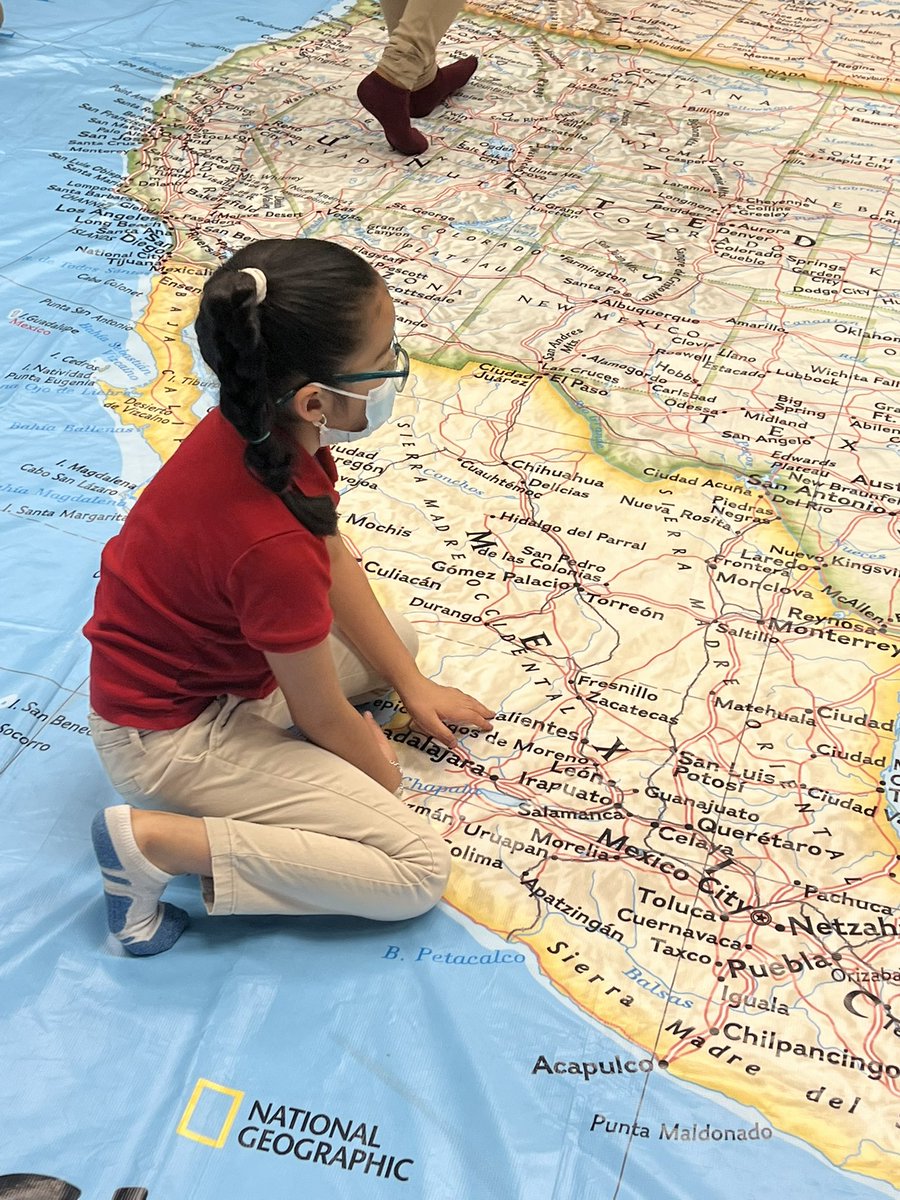 erikazavala191's tweet photo. #GIANTMAP #socialstudiesmatters #NISD @NISDElemSS @voris_samantha My 🧑🏻🚀loved the giant 🗺of North America! We talked about Canada, Mexico, why Canada is so cold, why Mexico is so warm, how Hawaii was formed & so much more! We are so grateful for hands on experiences like this! https://t.co/YgDMxfeoDU