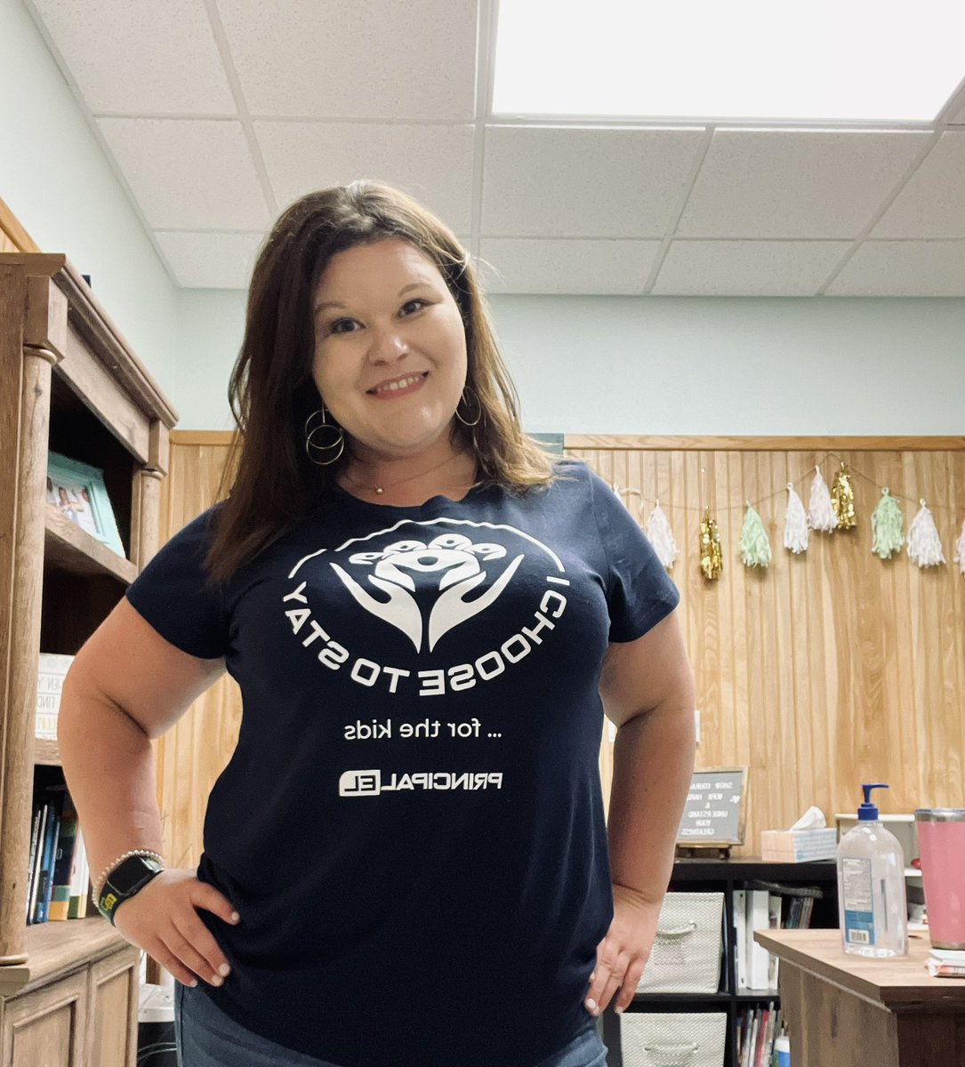 JackieS1119's tweet image. So excited to show off my new shirt courtesy of @Principal_EL❗️ #ichoosetostay #choosetostay #kidsfirst #studentsmatter #educator #assistantprincipal #differencemaker