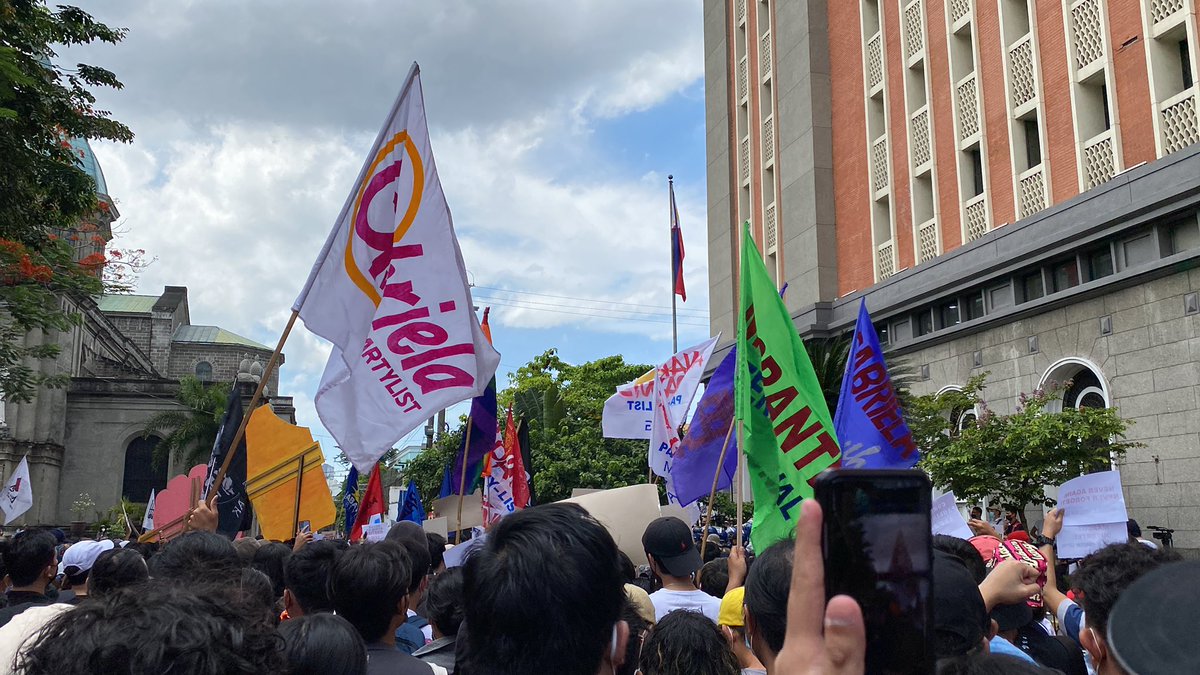 Kaisa ang KATRIBU - UP DILIMAN CHAPTER sa malawak na hanay ng masa na nandito ngayon sa harap ng COMELEC, Intramuros. 

COMELEC PALPAK! NO TO MARCOS-DUTERTE 2022!

#Halalan2022
#NeverAgain
#COMELECpalpak
#NoToMarcosDuterte2022