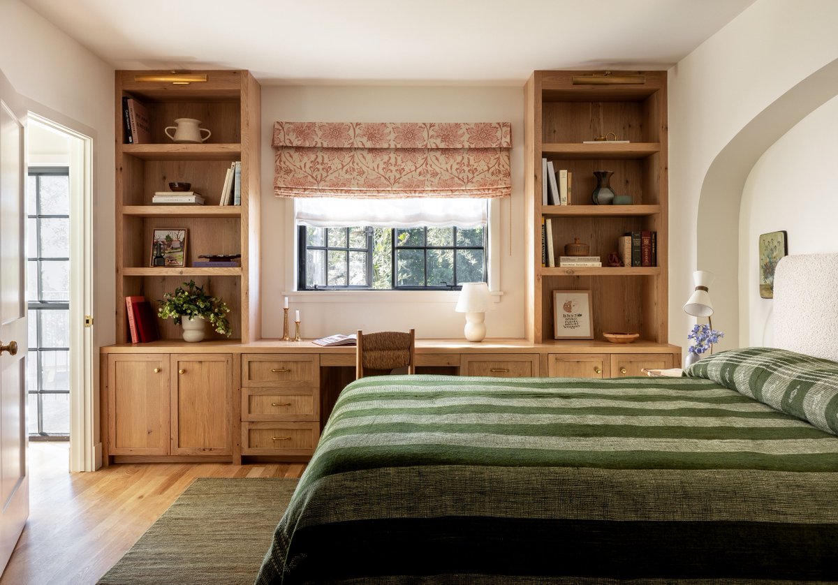 ArchDigest's tweet photo. “I'm always drawn to an aesthetic that feels a bit 1970s bohemian, and I think that’s present throughout the house.”

Take a full tour of this charming Silver Lake home of a Hollywood screenwriter 👉 https://t.co/MIWBSyq7c9 https://t.co/v1KUJVWnOY
