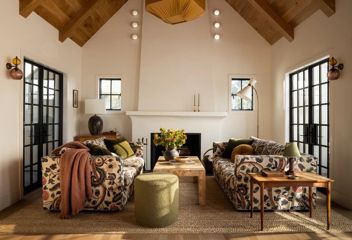 ArchDigest's tweet photo. “I'm always drawn to an aesthetic that feels a bit 1970s bohemian, and I think that’s present throughout the house.”

Take a full tour of this charming Silver Lake home of a Hollywood screenwriter 👉 https://t.co/MIWBSyq7c9 https://t.co/v1KUJVWnOY