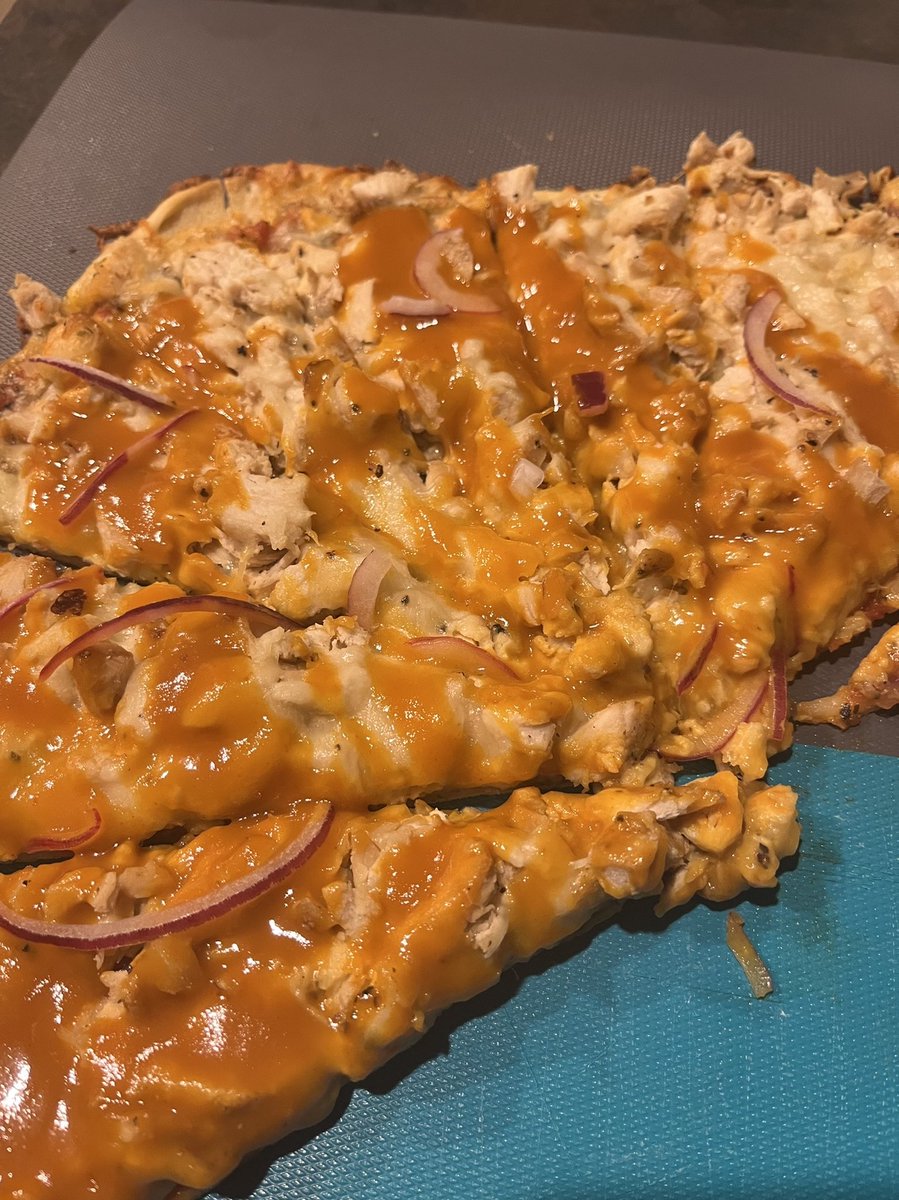 PurplePeaceLLC's tweet photo. Chicken BBQ pizza for dinner and discomfort!? Each slice 10mg. Who say Red pill - blue pill when purple seems so right! #wow #lifestyle #qualityoflife #righttotry #feedingthemindbodyandsoul https://t.co/c1dIlytWpu