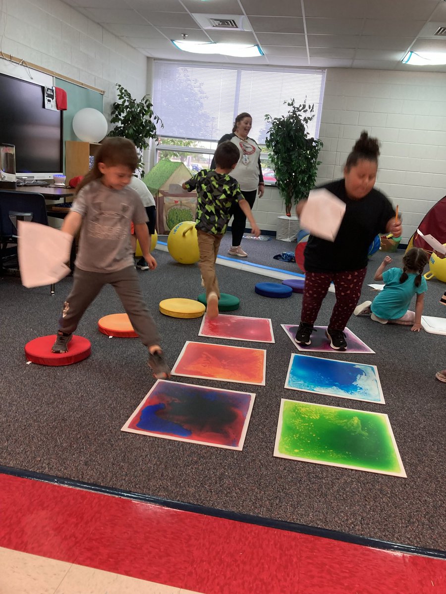 msflanary's tweet photo. Xx is for eXercise! Ss mapped &amp; built their own obstacle courses for their friends!  @RBESCardinals 

#BackwardsBootcamp #HappyClassrooms https://t.co/BqNpngmQ6j