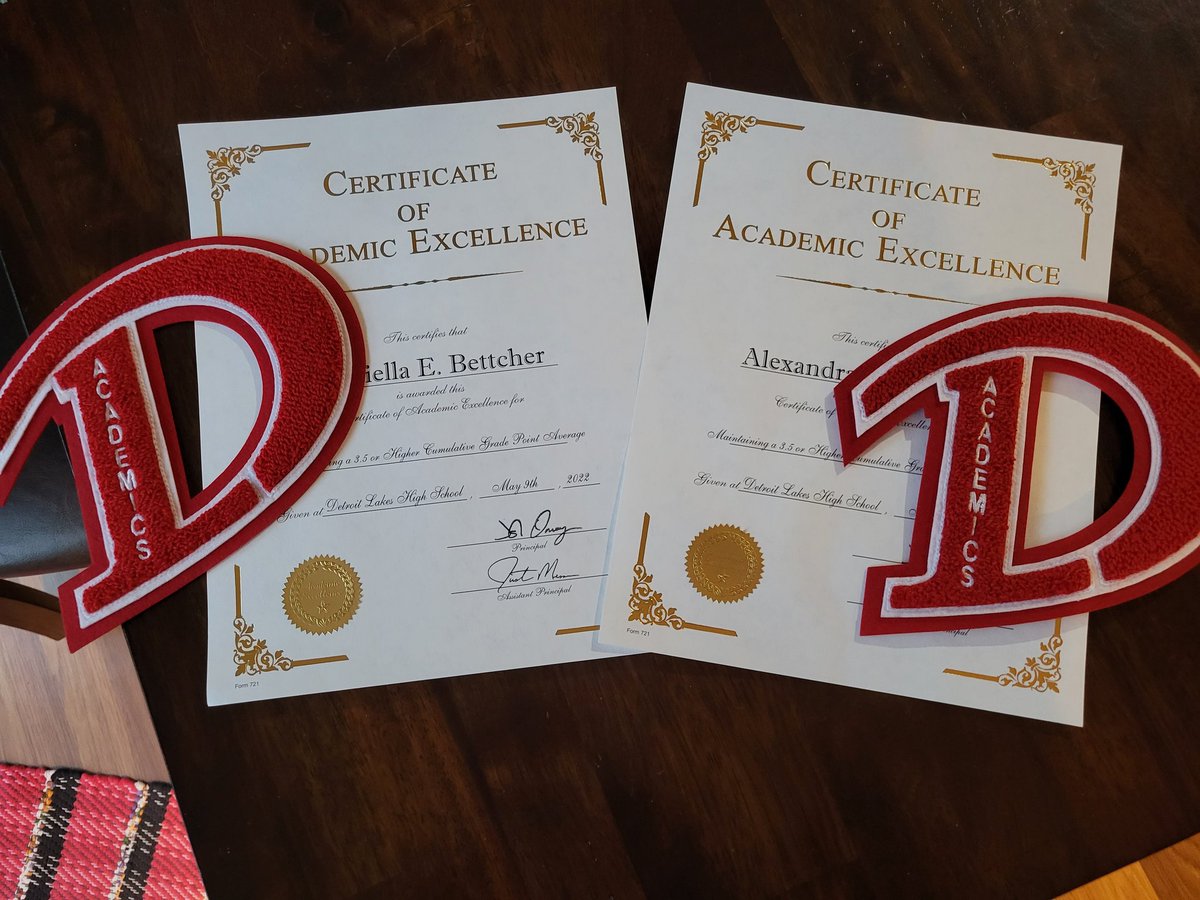 kbettcher's tweet photo. Fun night tonight! Congrats to all the academic award winners and wow! Some amazing capstone projects by the seniors! Alex and her friend Alyssa did theirs on *game day meal prep*! So cool! #detroitlakes #sailsup https://t.co/SjIBHLlrsI