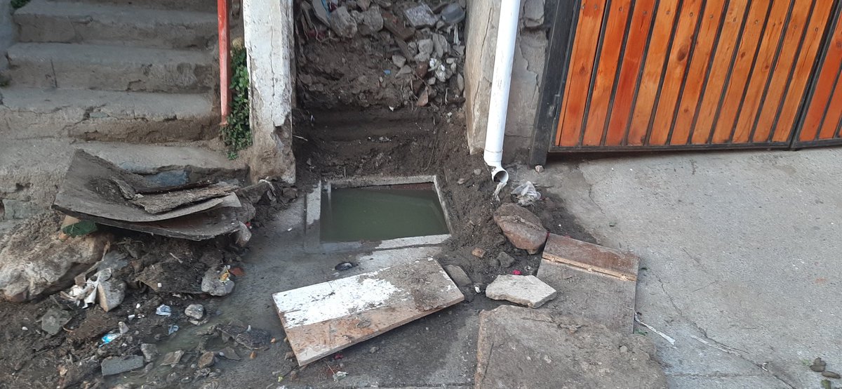 ml_misior's tweet photo. @esval_chile @Carlittta @SISS_CHILE Nosotros en cerro cárcel calle Carlos newman llevamos 4 semanas con el alcantarillado tapado y sale olor a excremento eso es un foco infeccioso para nosotros https://t.co/oMJirIAUQc