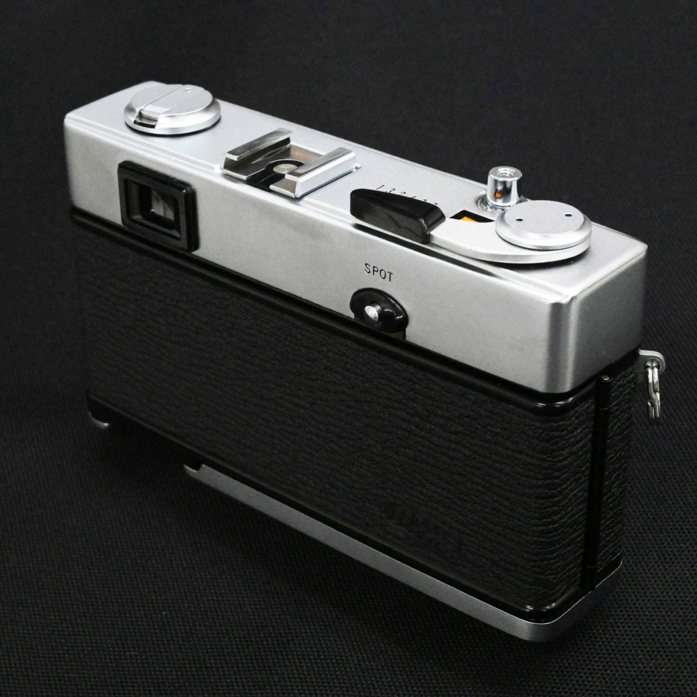 champcamera's tweet photo. #OLYMPUS #35SP（オーバーホール済）￥22,000 by #港北ニュータウン 店

レンズは42ミリF1.7。開けば柔らかく絞れば引き締まるオールドレンズならではの描写を楽しめる1台。こちらオーバーホール済みの安心機です。

#OLYMPUS35SP #フィルムカメラ #都筑ふれあいの丘
https://t.co/Z0GJZBTMGA https://t.co/bDQwHH9035