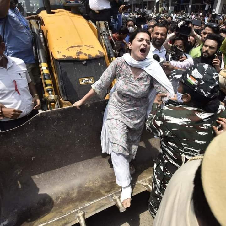 Mohd_Ikram_Khan's tweet photo. "खूब लड़ी मर्दानी 
वो तो झांसी वाली रानी थी"

1857 क्रांति 

"खूब लड़ी मर्दानी
वो तो शाहीनबाग़ वाली रानी है"

2022 दिल्ली 
Adv Aarfa Khanam 👏🏻👏🏻
आपके जज़्बे को सलाम👏🏻👏🏻 https://t.co/TGoheZBhtK