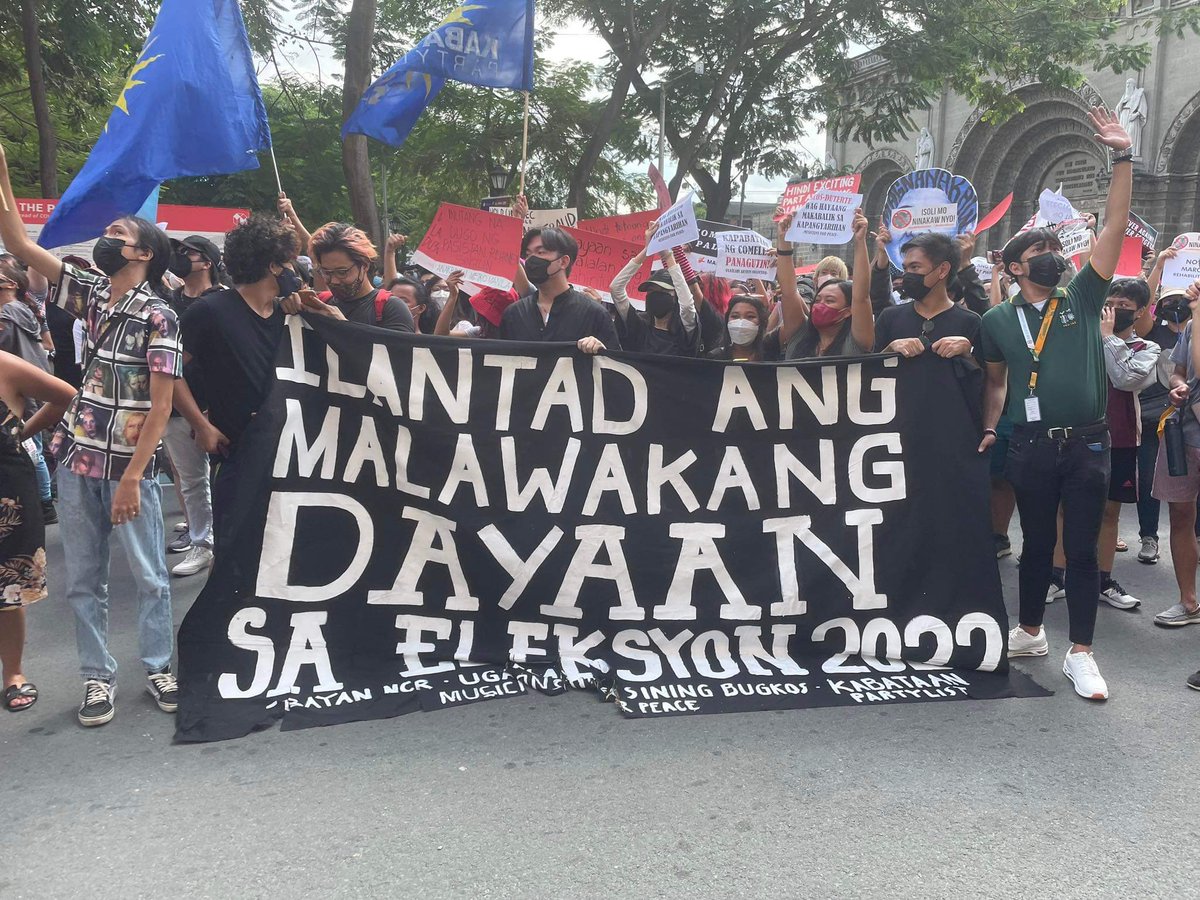 KabataanPLM's tweet photo. LOOK: Nasa harap ngayon ng COMELEC Main Office ang iba't ibang progresibong organisasyon mula sa loob at labas ng Pamantasan upang magsagawa ng protesta para tuligsain ang malawakang electoral fraud at iwaksi ang nagbabadyang pagbabalik ng mga diktaduryang Marcos sa Pilipinas. https://t.co/aDbf6TGrTT