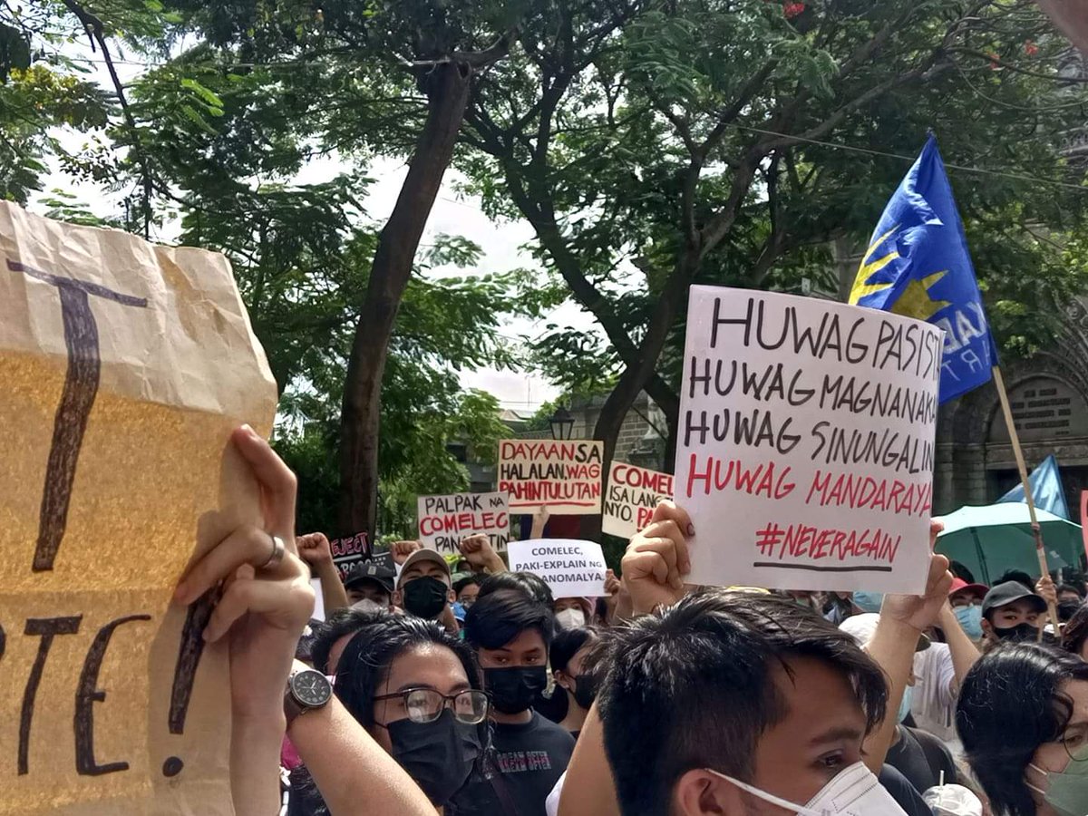 KabataanPLM's tweet photo. LOOK: Nasa harap ngayon ng COMELEC Main Office ang iba't ibang progresibong organisasyon mula sa loob at labas ng Pamantasan upang magsagawa ng protesta para tuligsain ang malawakang electoral fraud at iwaksi ang nagbabadyang pagbabalik ng mga diktaduryang Marcos sa Pilipinas. https://t.co/aDbf6TGrTT