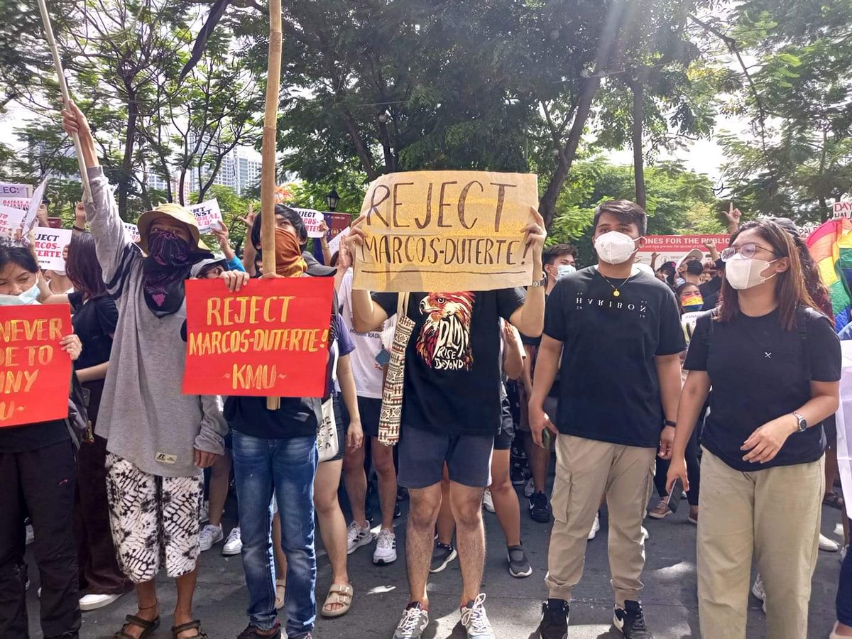 KabataanPLM's tweet photo. LOOK: Nasa harap ngayon ng COMELEC Main Office ang iba't ibang progresibong organisasyon mula sa loob at labas ng Pamantasan upang magsagawa ng protesta para tuligsain ang malawakang electoral fraud at iwaksi ang nagbabadyang pagbabalik ng mga diktaduryang Marcos sa Pilipinas. https://t.co/aDbf6TGrTT
