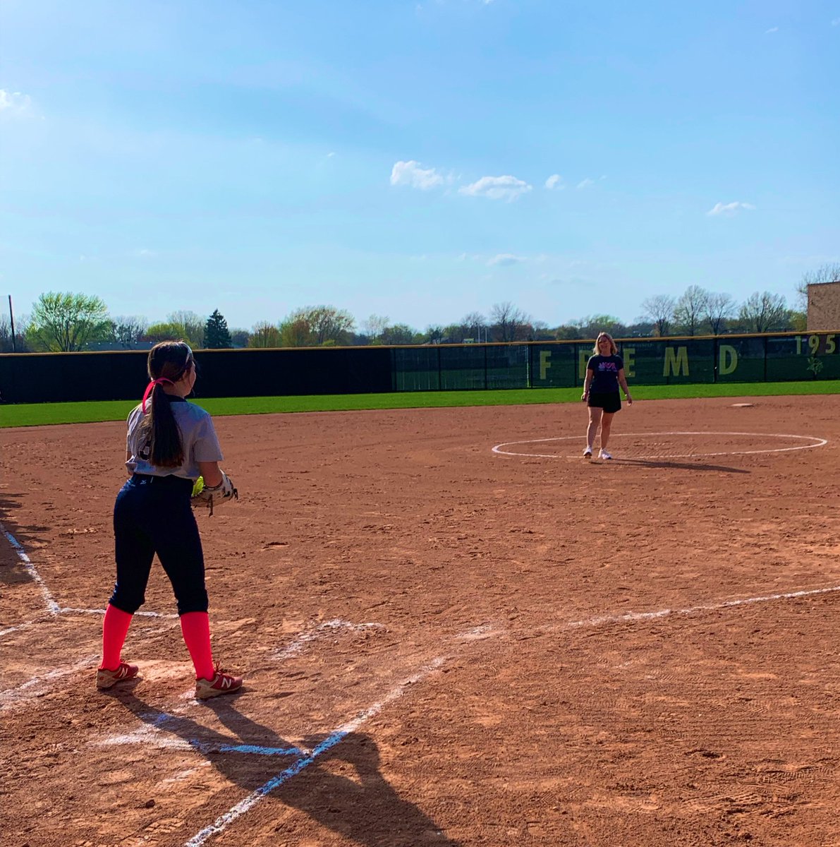 ConantSoftball's tweet photo. There’s nothing more special than realizing you’re playing and representing something bigger than yourself💕🥎 Thank you @teachscience7 for inspiring us all and throwing out the first pitch today & to all that have supported this fight against Breast Cancer. #CleatsforaCause https://t.co/lsc66d5WCJ