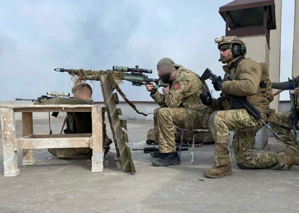 new27brigade's tweet photo. 5/10.  南韓前海軍特戰團成員李根大尉，在烏克蘭某區作戰，據國際軍團一名美國志願者瑞恩·奧賴瑞(Ryan O'Leary)稱，他正領導一支志願特戰小組 https://t.co/M7LNMaOkDw