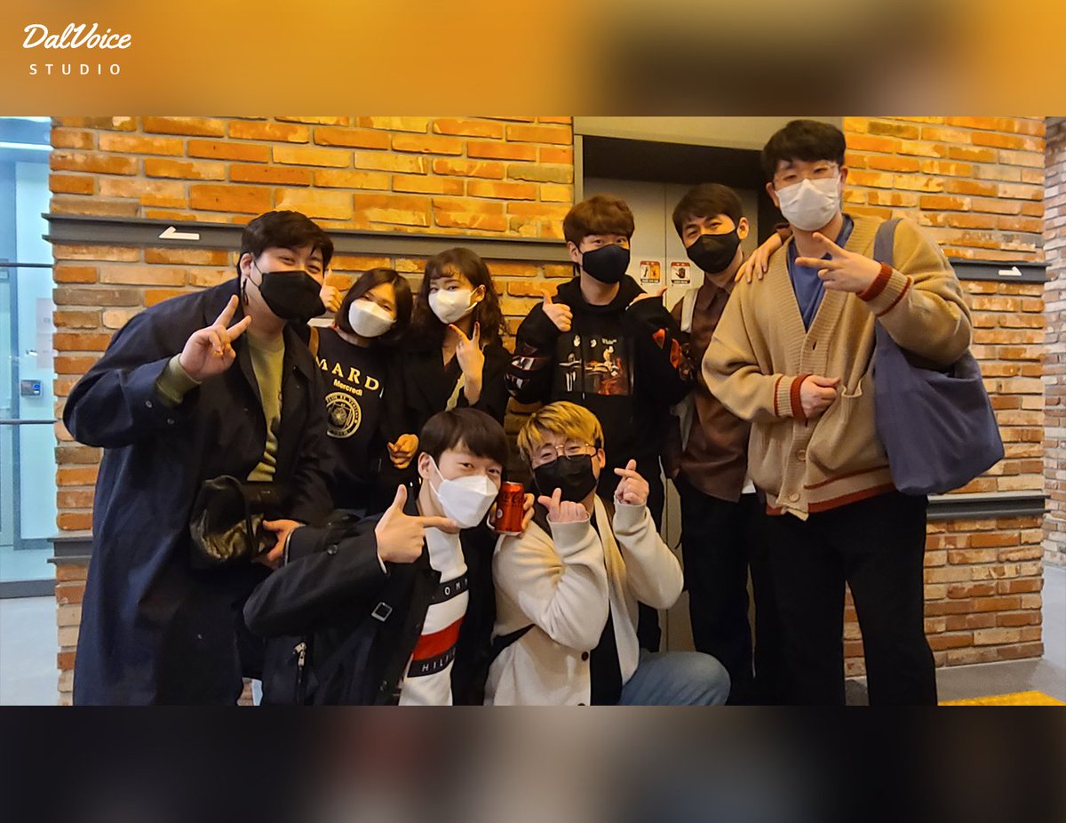 🌙달보이스 스페셜 오디오 드라마 퇴근사진 공개📸

-

성우님들의 미친 케미를 볼 수 있는 이번 작품👄

과연 어떤 작품일까요❔❗

HINT : 🧛‍♂️🧛‍♂️🧛‍♂️🧛‍♂️(🙍‍♂️)❤🙍‍♀️

-

#달보이스 #스페셜오디오드라마 #5월에_만나요
#장예나 #전승화 #권성혁 #박주광 #정주원 #김혜성 #장미