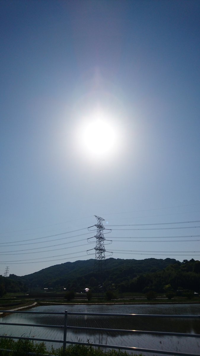 oQYPVSDzZXvvmO2's tweet photo. 人の心は何処へ向かうのだろうと
そんな事を考える時がある。

誰かに対する気持ちや想い
感情のすべては
一体何処へ向かうのだろう。

無い頭でいくら考えても
答えは見つからないけれど

それでも
そんなふうに考えることは出来る。

何かを考えるということ
それだけで十分な意味があるのだろう。 https://t.co/WP0Es8m85f