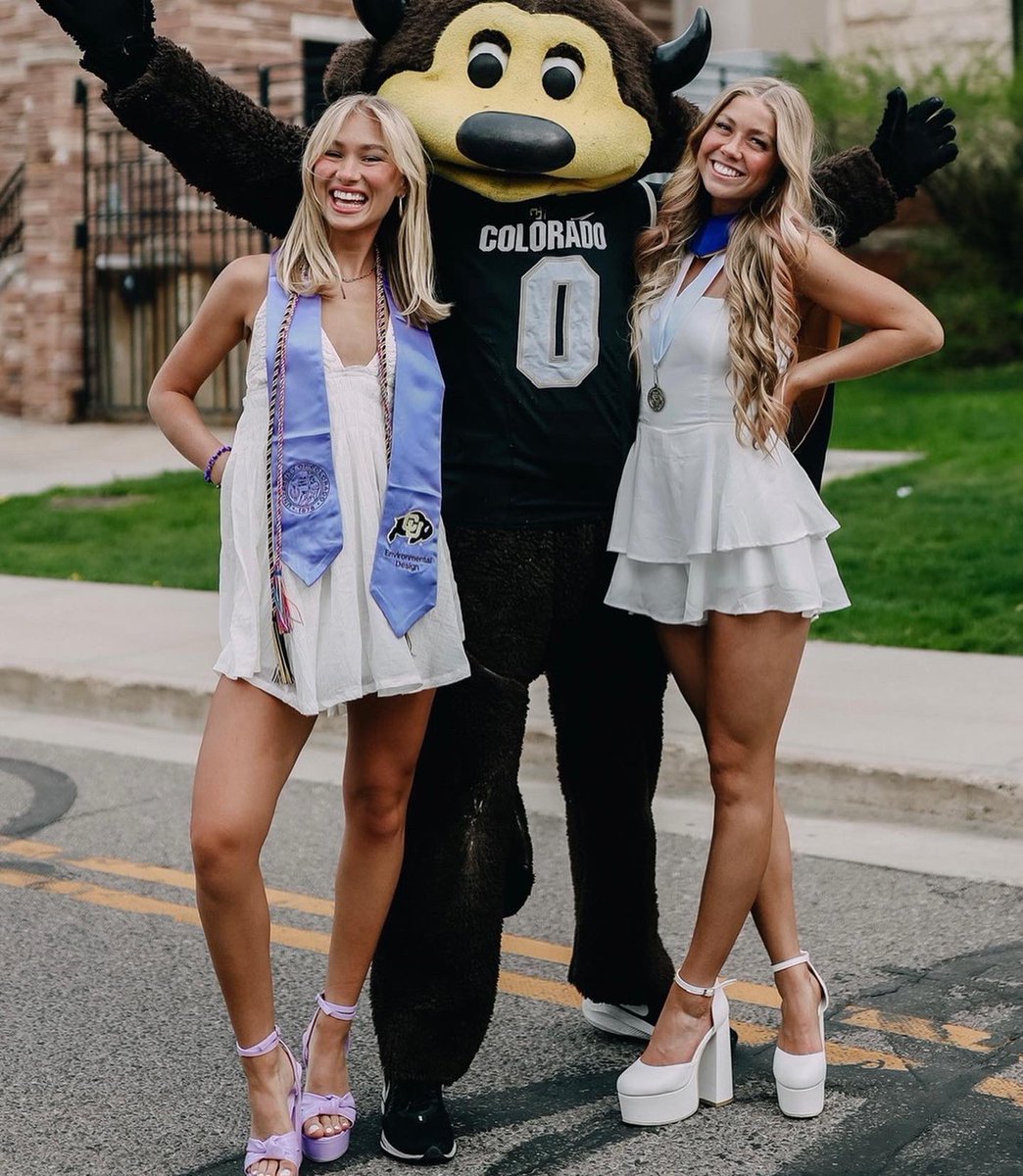 SpringHericks's tweet photo. 🎉ICYMI, @CUBoulder celebrated its first in-person graduation in three years. Hats off to these #foreverbuffs and the #classof22 for digging deep to achieve so much. Do good. Be kind. Live well. #beboulder 🖤💛🦬💪 https://t.co/wenKhHpJBh