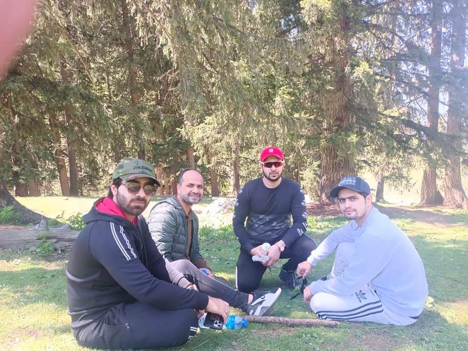 kumratvalley's tweet photo. پاکستان کرکٹ ٹیم کے کپتان بابر اعظم اور اکمل برادران کی فیملی ممبرز کے گروپ کے ساتھ کل کا دن جاز بانڈہ اور کنڈ بانڈہ میں گزرا۔
@babarazam258 @KamiAkmal23
#jahangird #TripTrails #JazzBanda #Kumrat #costomized #Trip @azmatsoul https://t.co/7FkbpZxSs1