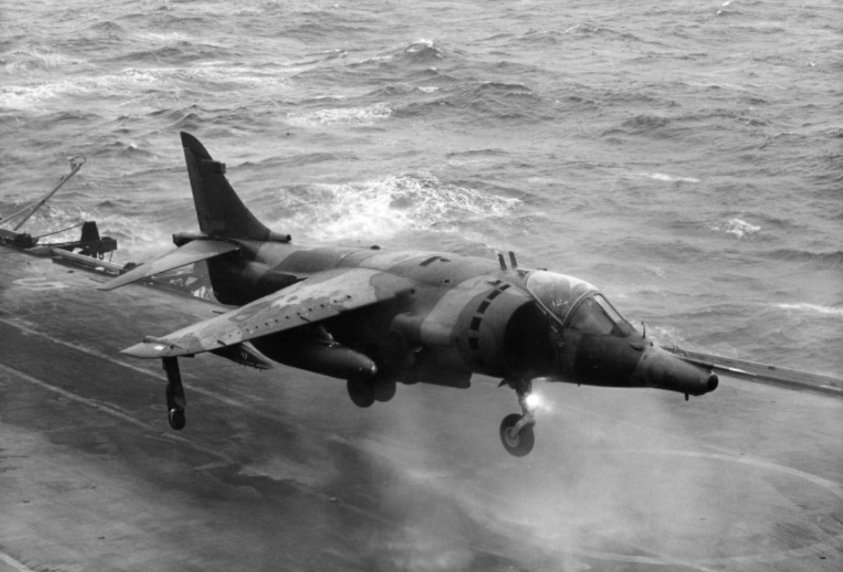 airpower1982's tweet photo. #OTD 11 June 1982, #Harrier GR3s of 1(F) Squadron attempted to conduct a laser-guided bomb attack against #StanleyAirport. Unfortunately, a faulty battery on the ground-based laser target marker forced the Harriers to attack #WirelessRidge instead. #Falklands40 https://t.co/QERB9gA5ib