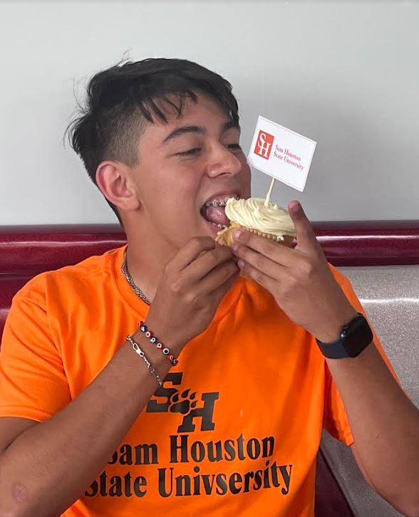 stgroyals's tweet photo. 🥳 CONGRATULATIONS KEVIN -  ROYALS ’22 SENIOR,🎖IVY STEM SCHOLAR &amp; ATHLETE: https://t.co/WYITyzS38d
🎉Celebrate with our Royal community as St. Gerard senior, Kevin, ✍️ signed and committed to continue his academic career at Sam Houston State University in Huntsville, TX - https://t.co/0RKhNCuvun