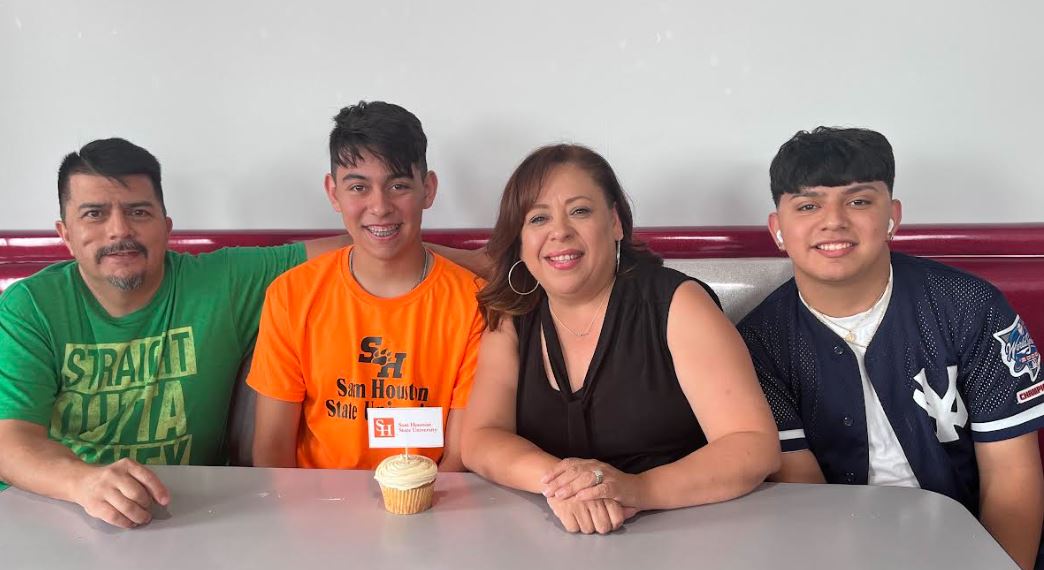 stgroyals's tweet photo. 🥳 CONGRATULATIONS KEVIN -  ROYALS ’22 SENIOR,🎖IVY STEM SCHOLAR &amp; ATHLETE: https://t.co/WYITyzS38d
🎉Celebrate with our Royal community as St. Gerard senior, Kevin, ✍️ signed and committed to continue his academic career at Sam Houston State University in Huntsville, TX - https://t.co/0RKhNCuvun