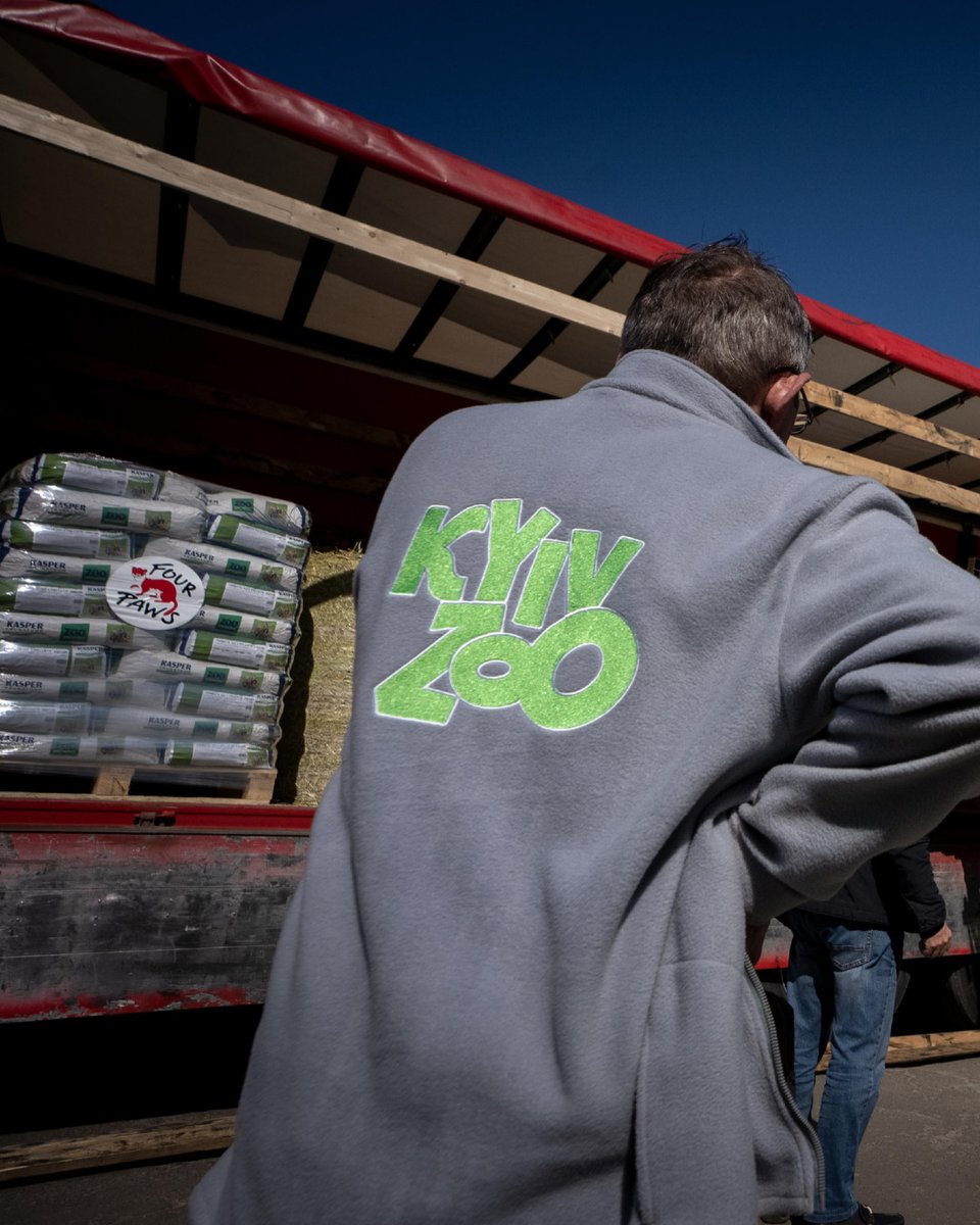 fourpawsAU's tweet photo. Food has arrived at #KyivZoo! #FoodForAnimals 🇺🇦
 
After a long trip, the much-needed 20 tons of hay &amp; food for Ukrainian zoo animals in #Kharkiv, #Odessa, Mykolayiv, Cherkassy, $Kyiv &amp; Mena have arrived.

To continue supporting our work in #Ukraine ➡ https://t.co/4cfqynpaQl https://t.co/X00zTmRZF2