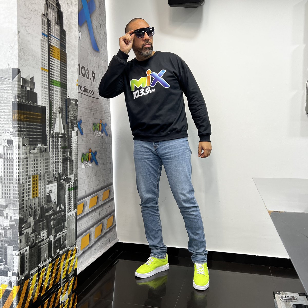 L@s espero de Lunes a Viernes en @mix1039 de 2 a 5 pm en #ElMixeo