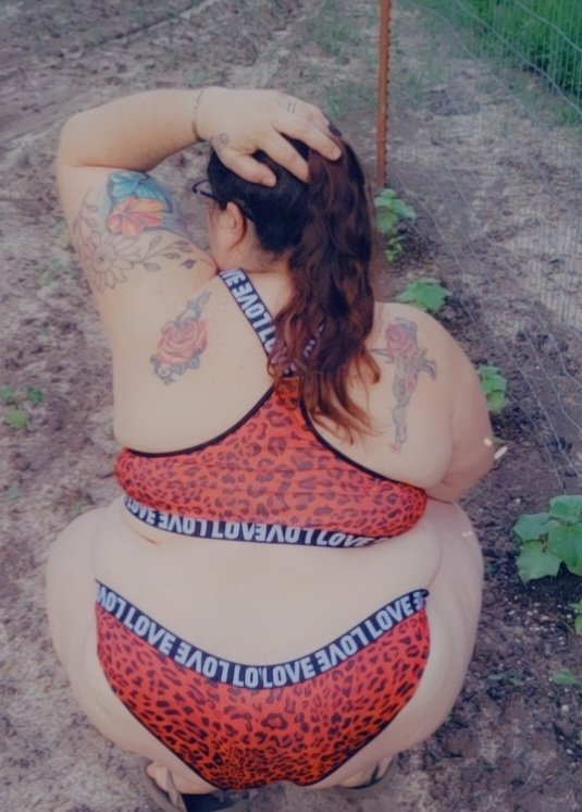 2 pic. New lingerie who wants to help me take it off?? #lingerie #BBW #onlyfans #OnlyFans_Stars_ #onlyfansBBW #hotwife #gardening #chubbywife #onlyfanshotwife #outdoors #countrygirl https://t.co/rvicUjfLaM