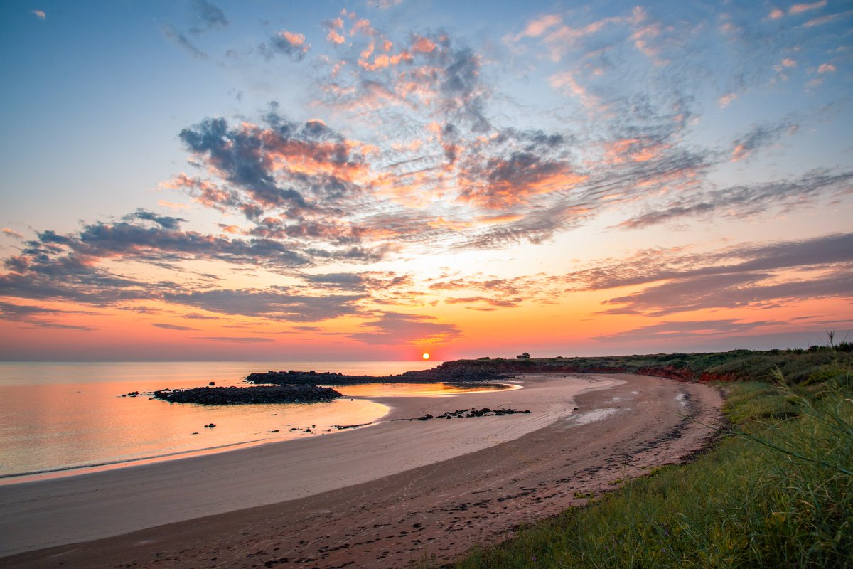 frommilesaway_'s tweet photo. Gm everyone. 😊

Camping out over the weekend I was treated to these beautiful coastal colours during sunset over the beach at Middle Lagoon. 🌅 #photography #nature #landscape #art #nft #nftcollection #coastalcolours https://t.co/4NrIpPZNIs