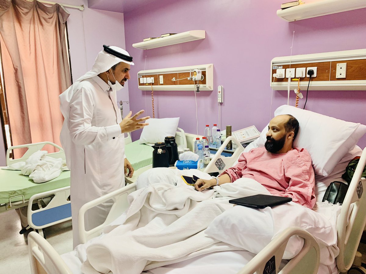 tvtc_g_Buraydah's tweet photo. نيابة عن منسوبي الكلية قام سعادة العميد يوم أمس د/ فهد العيد بزيارة الزميل علي المطر الذي يرقد حالياً في مستشفى الملك فهد التخصصي ببريدة ..
كان برفقة سعادة العميد مدير إدارة الاتصال المؤسسي بالكلية المهندس / محمد السراح ..
سائلين المولى عزوجل أن يعجل بشفائه ويلبسه لباس العافية .. https://t.co/AW75tyW7nf