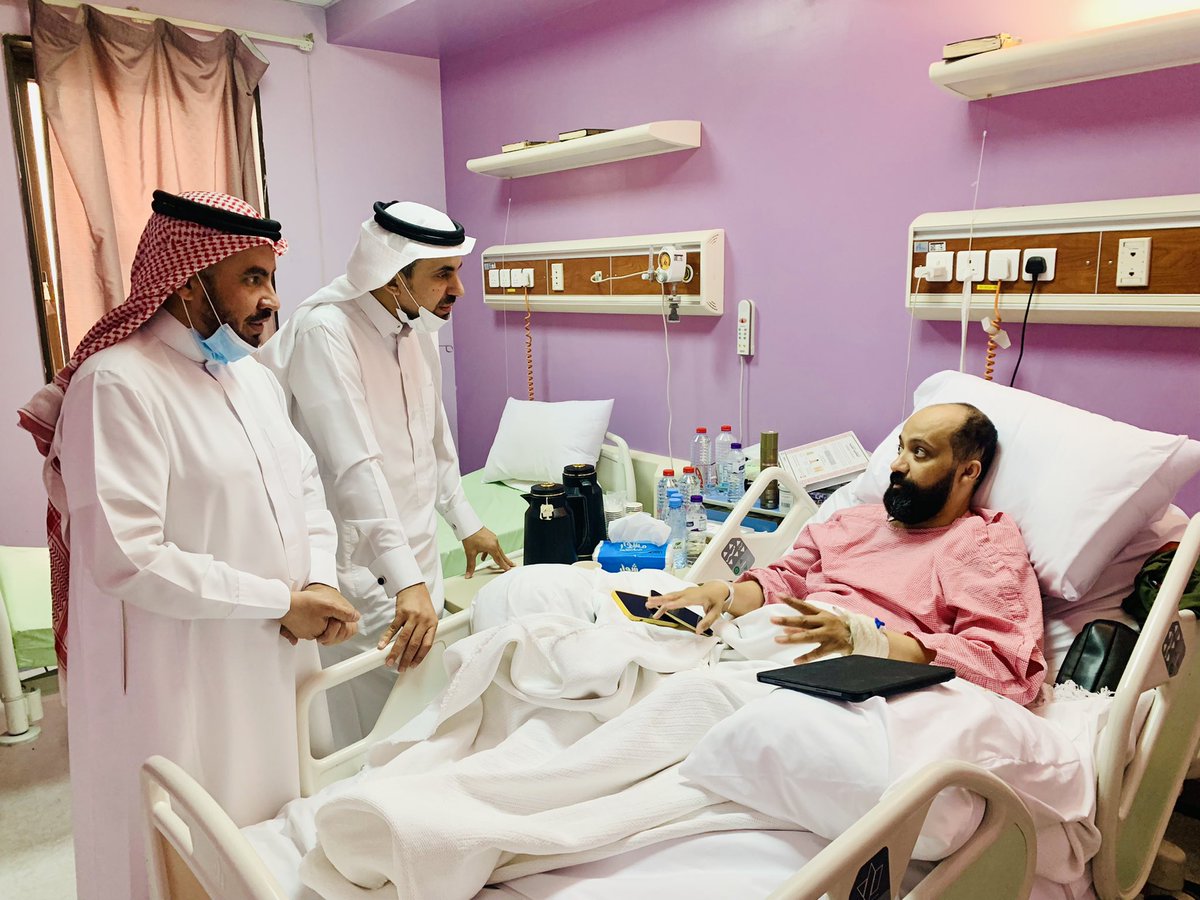 tvtc_g_Buraydah's tweet photo. نيابة عن منسوبي الكلية قام سعادة العميد يوم أمس د/ فهد العيد بزيارة الزميل علي المطر الذي يرقد حالياً في مستشفى الملك فهد التخصصي ببريدة ..
كان برفقة سعادة العميد مدير إدارة الاتصال المؤسسي بالكلية المهندس / محمد السراح ..
سائلين المولى عزوجل أن يعجل بشفائه ويلبسه لباس العافية .. https://t.co/AW75tyW7nf