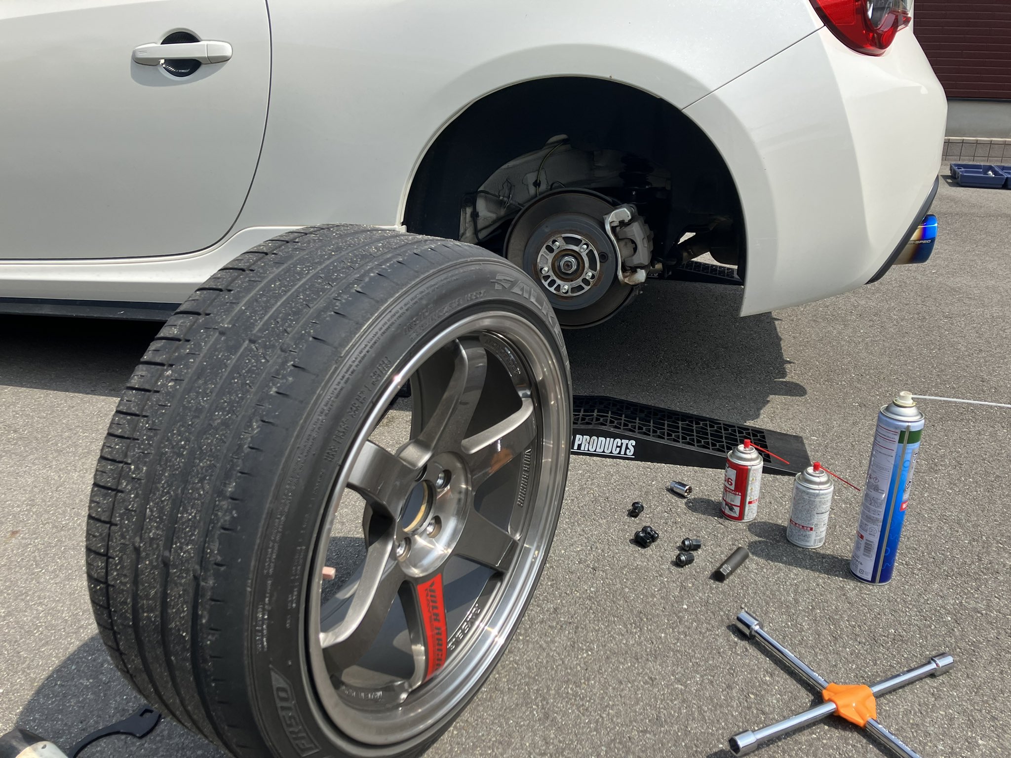 頭文字s オイル交換 ジェームスに持って行く為 車高調のメンテナンスを兼ねて車高上げました 4センチ上げたから大丈夫 でも少しはみ出たかな ちょっとの間カッコ悪くなるけど また下げます 身体がバキバキになって 私の身長が縮みました