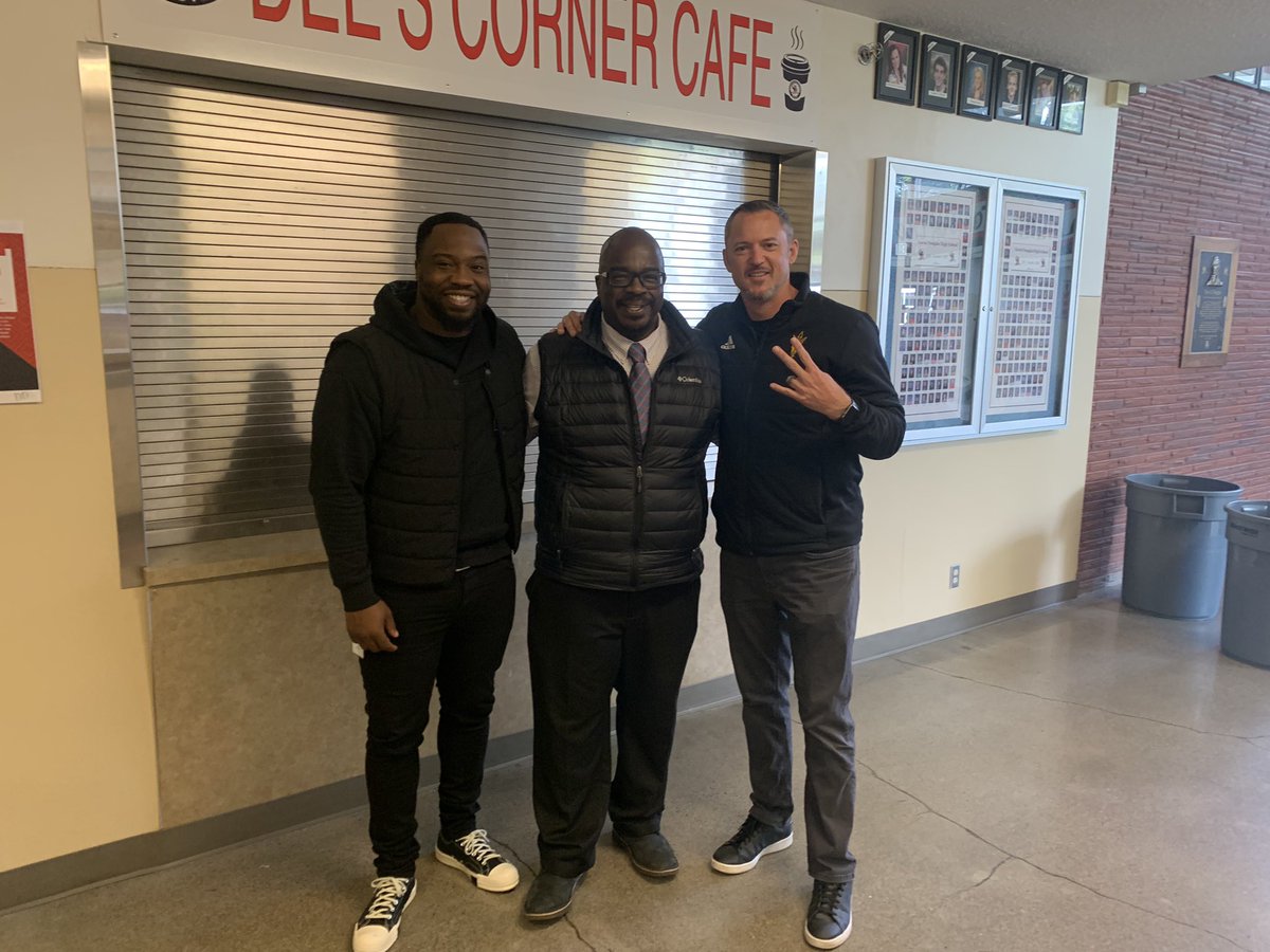 CoachJWood2's tweet image. Goosebumps rolling into the Alma Mater at #DavidDouglas HS today! Thankful for every Teacher, Coach, Teammate, and Player that invested in me, proud to be back! #SE #PNW @budo412 and Junior #Family #CountOnMe