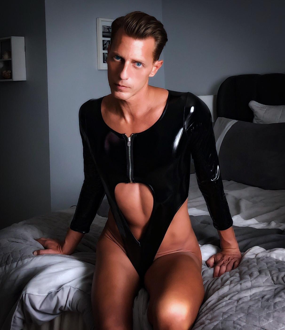https://t.co/Xu7ZkFMndn A Boy Toy  #gay #man #twink #latex #leather #shaved #smooth #fit #toned #tanned