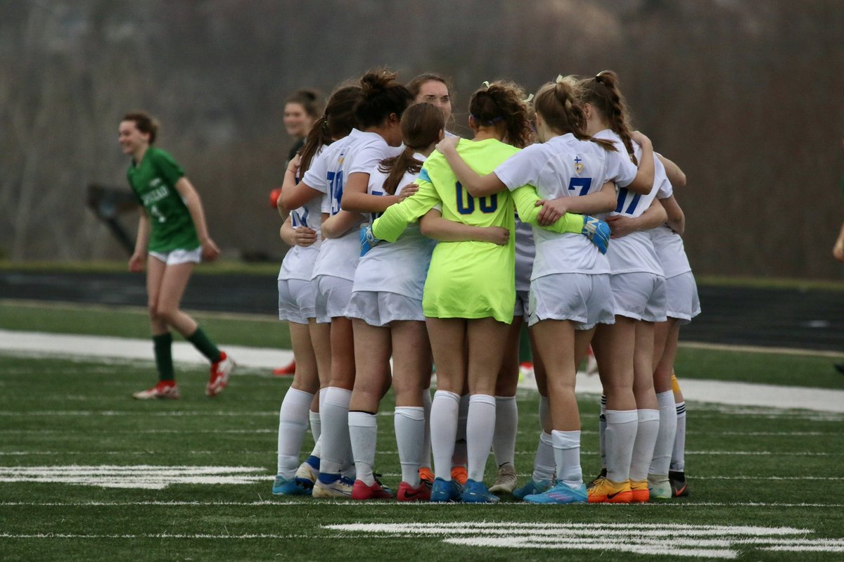 Awesome city battle for the girls tonight! Great team win in a 3-1 victory over Senior! With a sister duo, two goals for O. Donovan and one for E. Donovan, assisted by O’Hea and E. Donovan! What a fun night under the lights 💛💙🦅