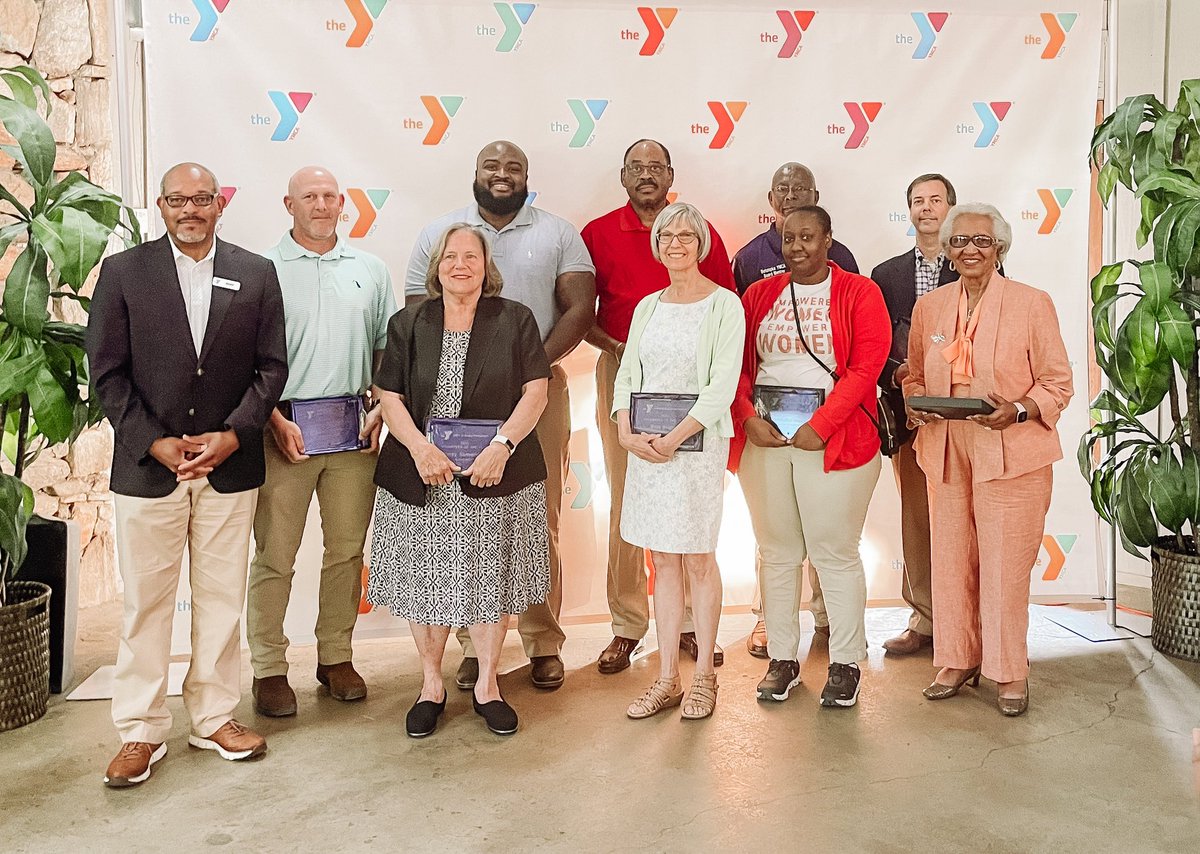 MontgomeryYMCA's tweet photo. We had A LOT to celebrate tonight, including raising 105% of our annual campaign goal, volunteers of the year and staff with 5+ years of service. We presented Mayor Al Kelley with the prestigious lifetime of philanthropy award, the John 17:21 award. https://t.co/3ecQTUXsOq