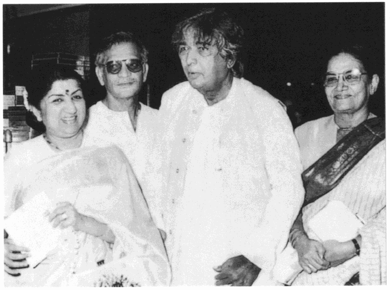BombayBasanti's tweet photo. Jane Kya Dhundhti Rehti Hai..

A rebel with a cause &amp; poet with flaming words.. Remembering legendary Urdu/Hindi poet/lyricist #KaifiAzmi

With daughter #ShabanaAzmi
wife #ShaukatAzmi #LataMangeshkar #Gulzar 
@AzmiShabana https://t.co/xEtHSZaEZP