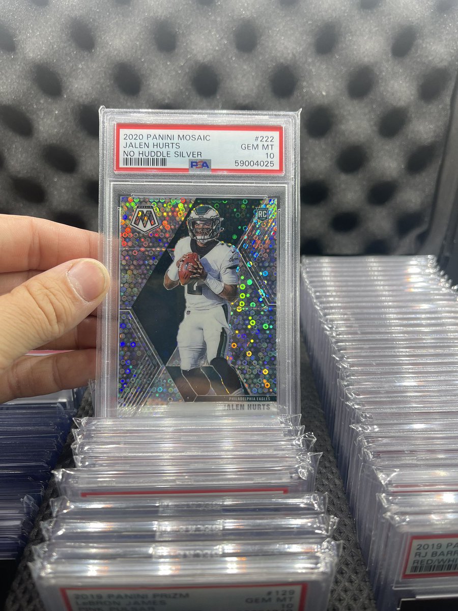 HitFactory__'s tweet image. Hurts Disco PSA 10 - $200
Hurts Reactive Orange PSA 10 - $55
Hurts Base Mosaic PSA 10 - $40
Hurts NFL Debut Green PSA 10 - $80 

Totals: $375
Claim all - $325
@sports_sell @HobbyConnector