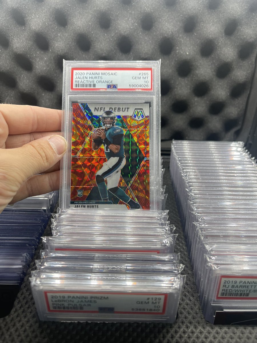 HitFactory__'s tweet image. Hurts Disco PSA 10 - $200
Hurts Reactive Orange PSA 10 - $55
Hurts Base Mosaic PSA 10 - $40
Hurts NFL Debut Green PSA 10 - $80 

Totals: $375
Claim all - $325
@sports_sell @HobbyConnector