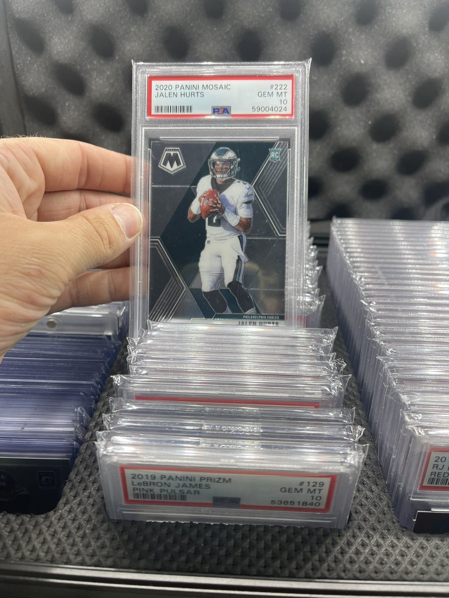 HitFactory__'s tweet image. Hurts Disco PSA 10 - $200
Hurts Reactive Orange PSA 10 - $55
Hurts Base Mosaic PSA 10 - $40
Hurts NFL Debut Green PSA 10 - $80 

Totals: $375
Claim all - $325
@sports_sell @HobbyConnector