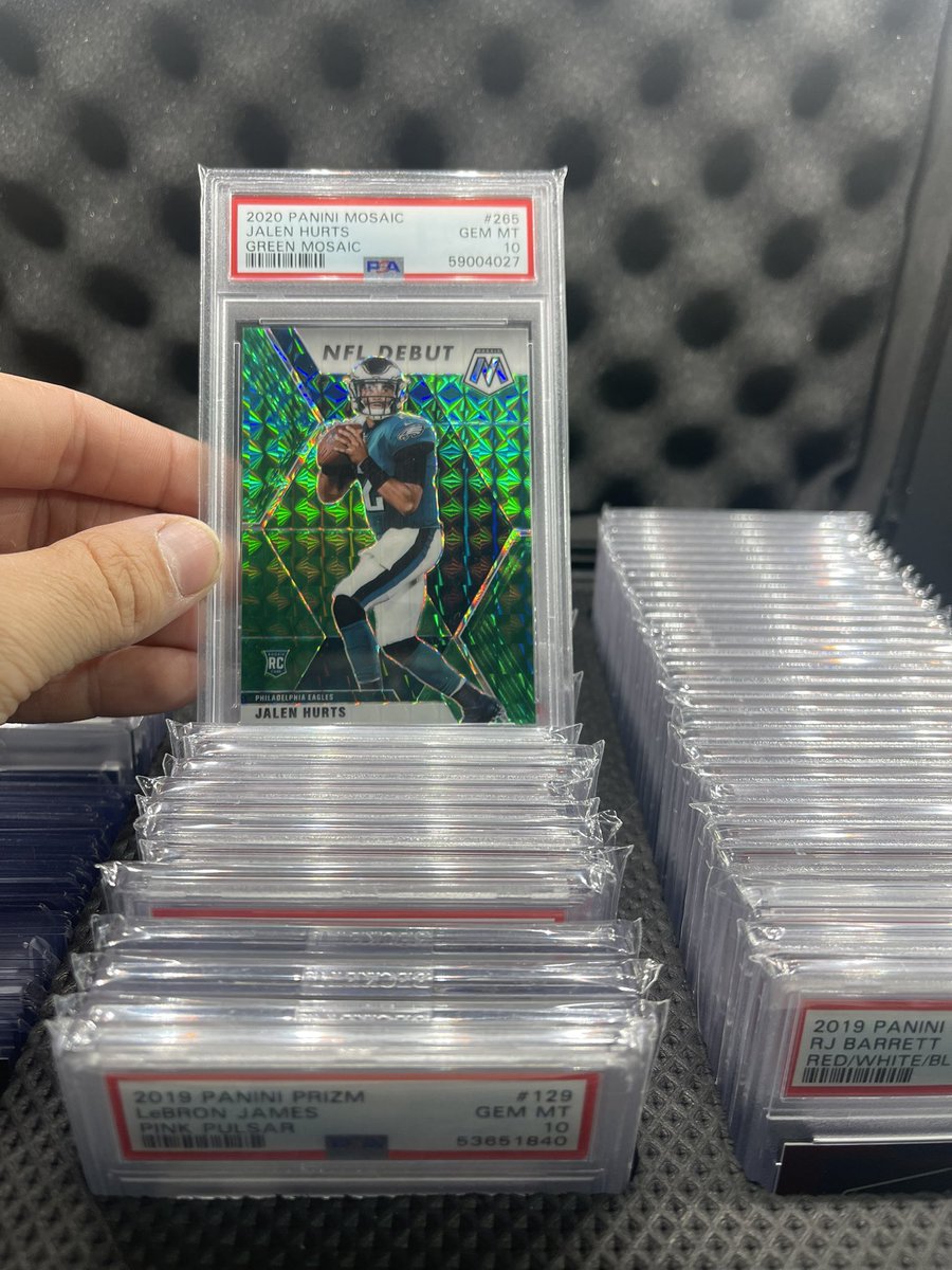 HitFactory__'s tweet image. Hurts Disco PSA 10 - $200
Hurts Reactive Orange PSA 10 - $55
Hurts Base Mosaic PSA 10 - $40
Hurts NFL Debut Green PSA 10 - $80 

Totals: $375
Claim all - $325
@sports_sell @HobbyConnector