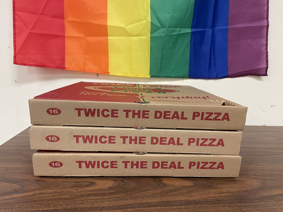 radtkebridge's tweet photo. Better late than never on my tweets…???!!! Another pizza lunch with the ⚽️fam!
#raidersonandoffthepitch #stcanalsouseherhead #letspizzaiteveryfriday #wegotourseven #ittakesawholeteam @KCIAthletics @ONEKCI https://t.co/8MEJOYS4OY