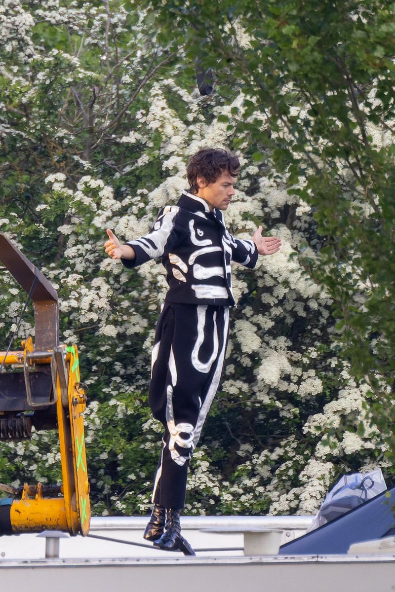 HarryStylesBol's tweet photo. 📸 | Harry filmando un nuevo vídeo! https://t.co/UHUc8R7X1I