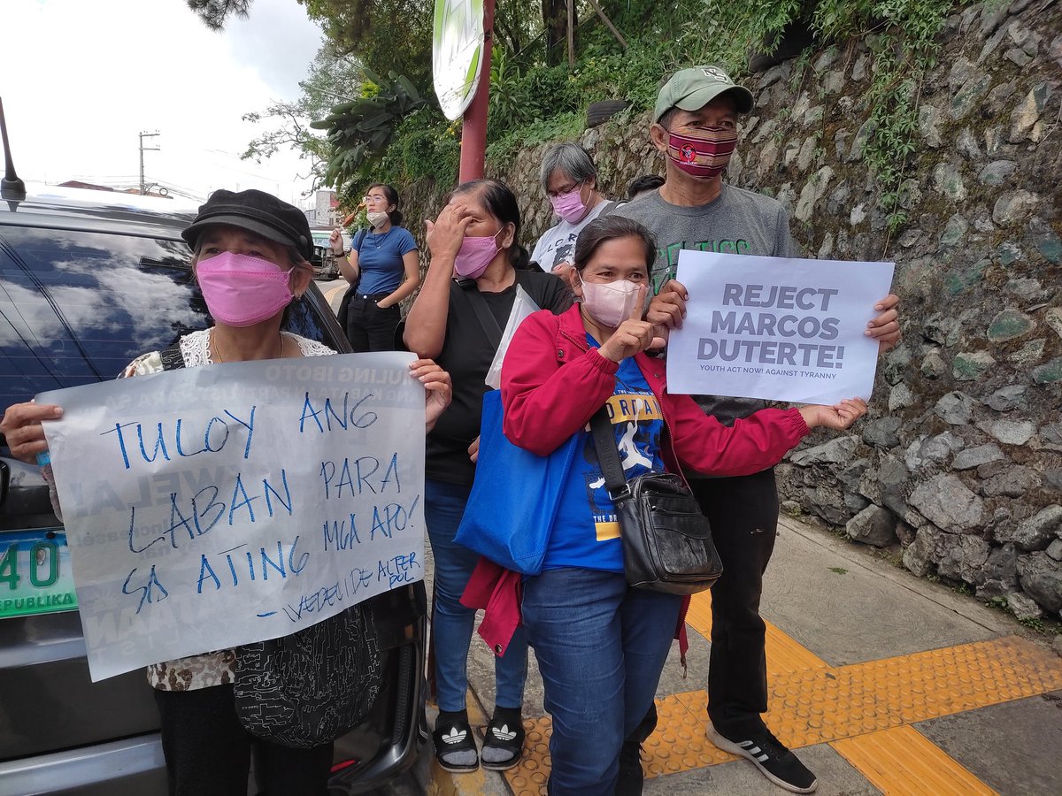 upboutcrop's tweet photo. NGAYON: Nagtipon ang iba't-ibang indibidwal at organisasyon sa harap ng Commission on Elections (COMELEC) sa Baguio, kasunod ng mga naitalang panadaraya't kapalpakan ng COMELEC sa paglunsad ng patas at malinis na eleksyon 2022, ika-10 ng Mayo.

#Halalan2022
#NoToMarcosDuterte https://t.co/4WyTxBaPOY
