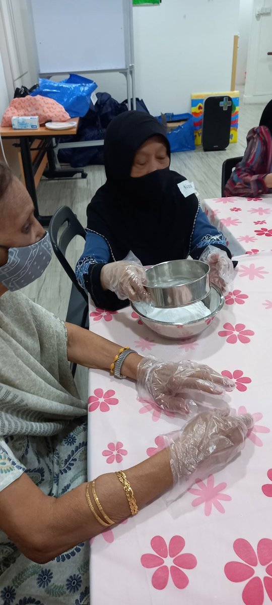 ptm_prabha's tweet photo. Ondeh ondeh anyone? 
Kueh making with some enthusiastic aunties at DCC.
@artsageing
#artsageing #cooking #activitiesforseniors
#AG6309Wk11AY21T3 https://t.co/qy97Ya4hGP