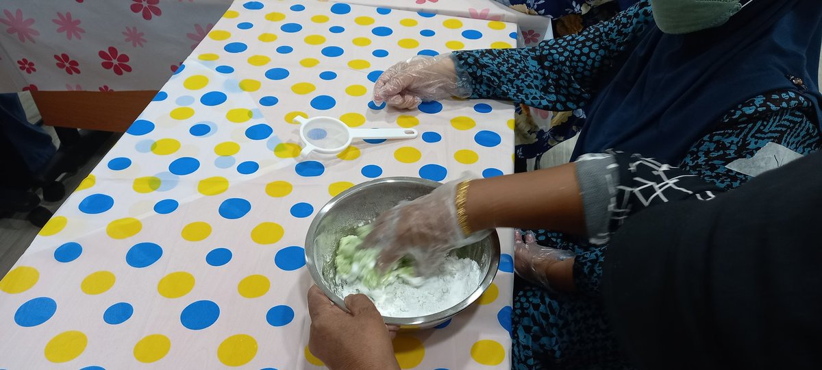ptm_prabha's tweet photo. Ondeh ondeh anyone? 
Kueh making with some enthusiastic aunties at DCC.
@artsageing
#artsageing #cooking #activitiesforseniors
#AG6309Wk11AY21T3 https://t.co/qy97Ya4hGP