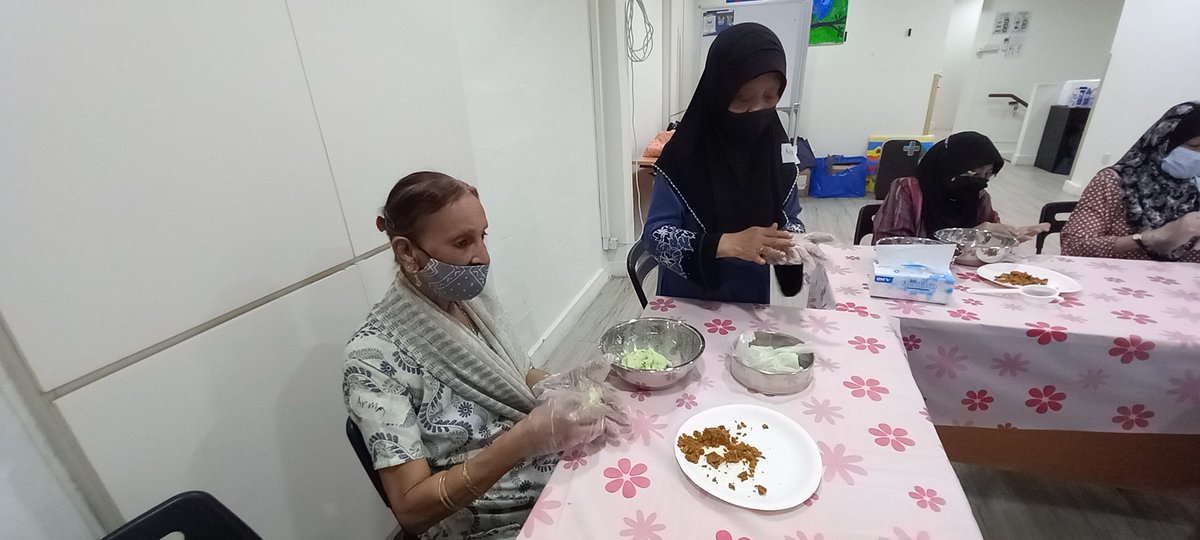 ptm_prabha's tweet photo. Ondeh ondeh anyone? 
Kueh making with some enthusiastic aunties at DCC.
@artsageing
#artsageing #cooking #activitiesforseniors
#AG6309Wk11AY21T3 https://t.co/qy97Ya4hGP
