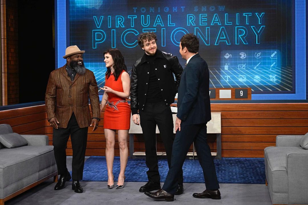 brosnahanbra's tweet photo. "Fiz uma visita a @/fallontonight para conversar sobre todas as coisas @/maiseltv + #TheMirandaObsession, até onde vamos pelos nossos animais de estimação e dominei VR Pictionary com o adorável @/jackharlow. Obrigado @/jimmyfallon por me receber!
📸 | Rachel via Instagram. https://t.co/qi0JfbCbPe